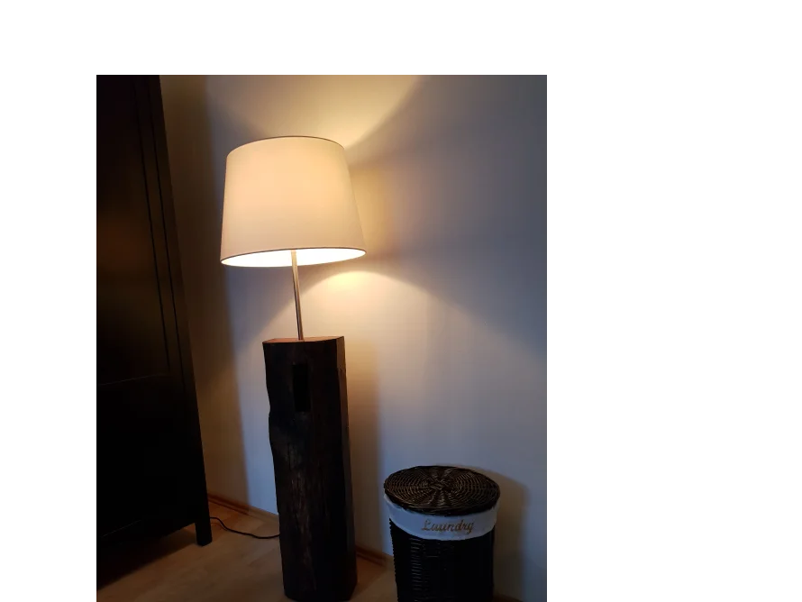 Stehlampe mit Holzsockel