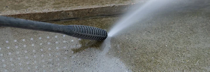 Reinigung einer Betonfläche mit Hochdruckreiniger