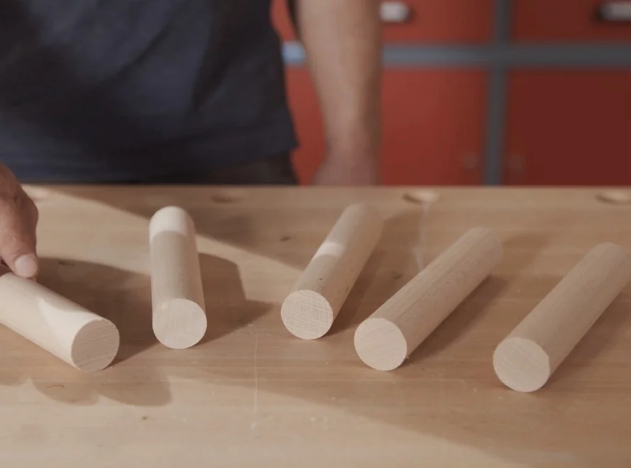 Sechs Holzstäbe auf Werkbank