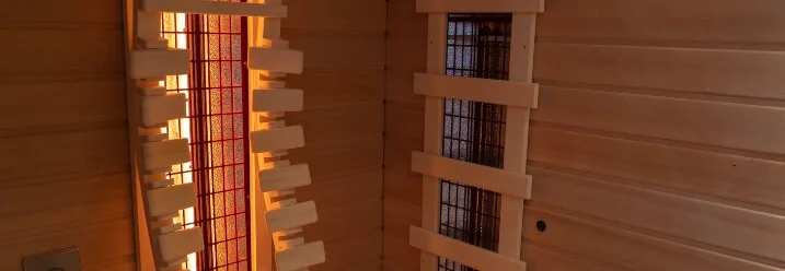 Innenraum einer Sauna aus hellem Holz
