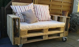 Palettensofa mit Rollen für den Garten