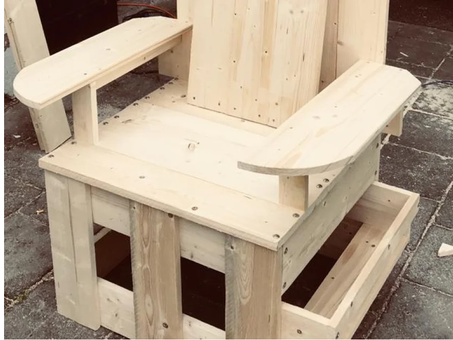 Unfertiger Holzstuhl mit Schublade