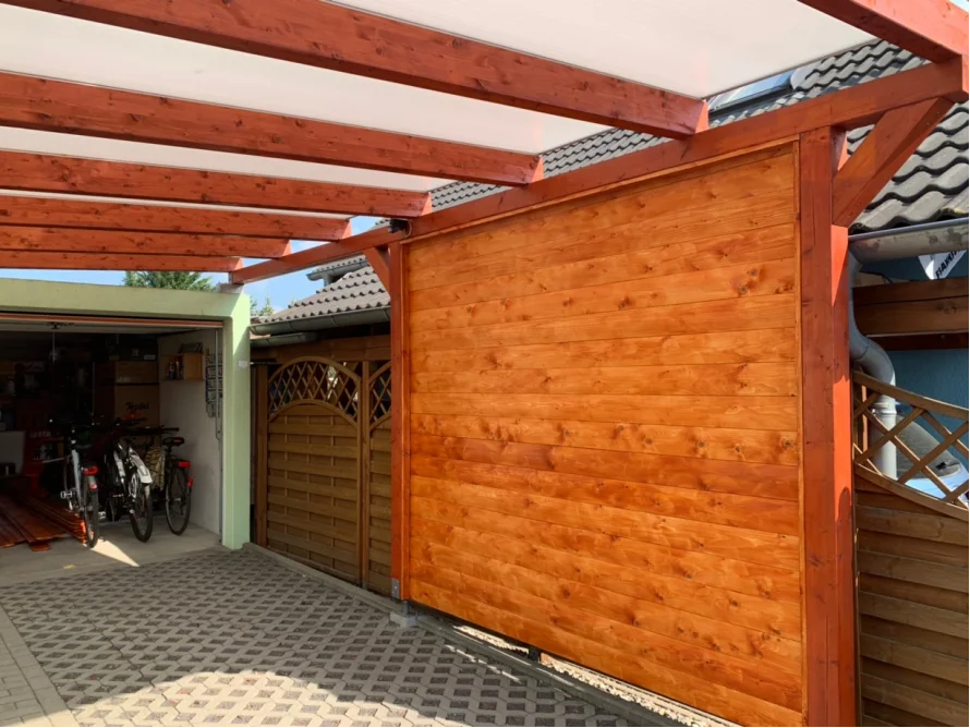 Holzcarport mit einem Dach aus durchsichtigem Material