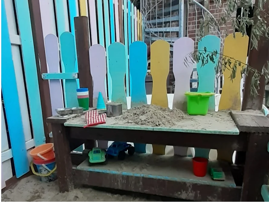 Sandkasten mit Spielzeug
