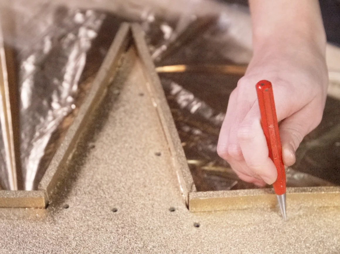 Hand verwendet Ahle auf Holz
