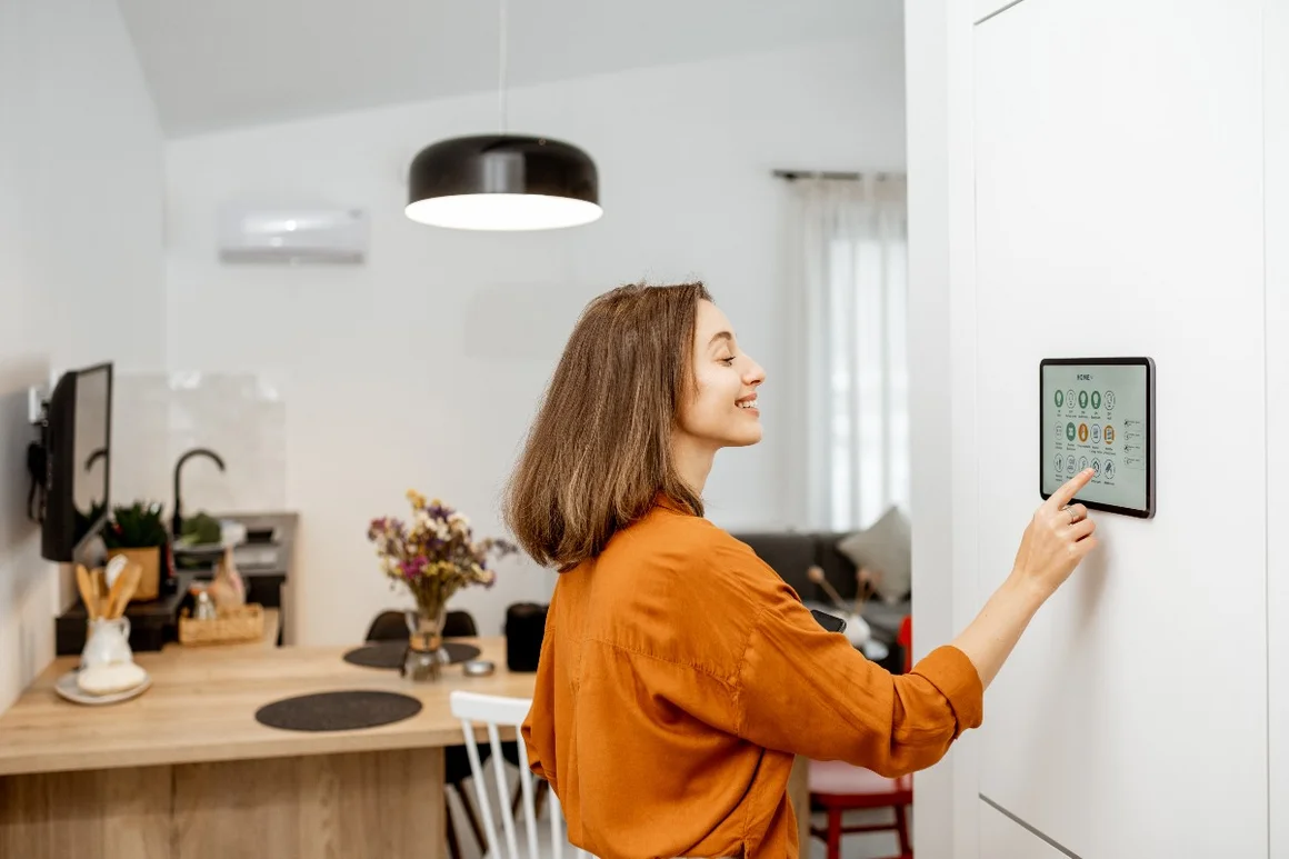 Person nutzt Tablet um Smart Home zu steuern