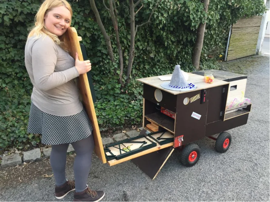 Person baut einen mobilen Stand auf