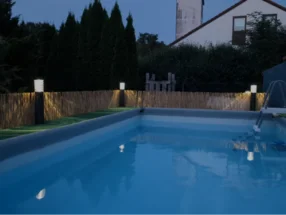 Pool mit Beleuchtung bei Nacht