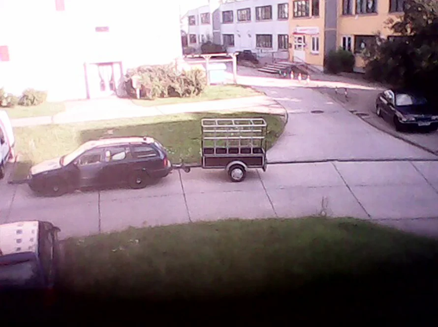 Auto mit Anhänger auf Parkplatz