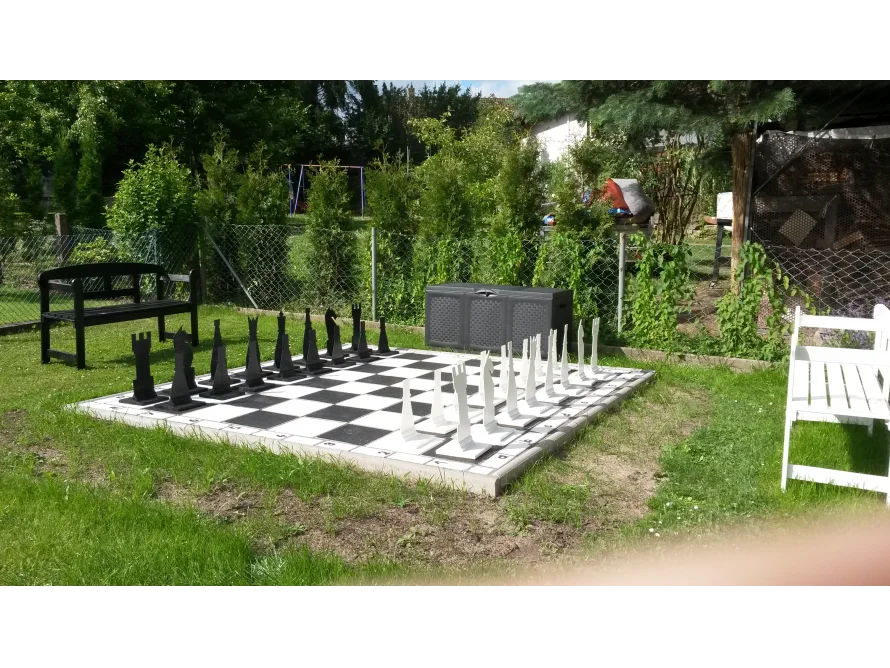Großes Schachspiel im Garten