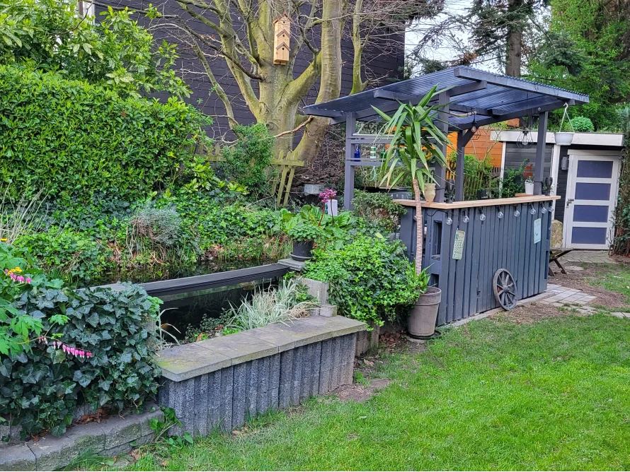Gartenbar und Teich