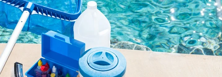 Poolreinigungszubehör am Beckenrand