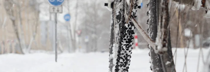 Fahrradreifen im Schnee