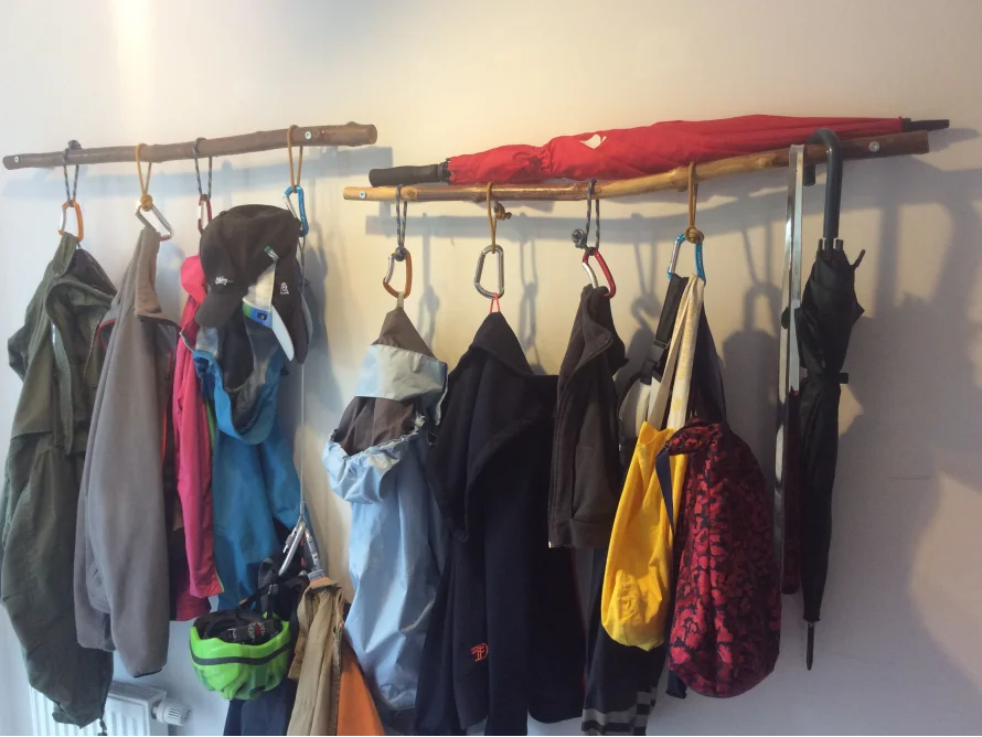 Garderobe aus Ästen mit Kleidung