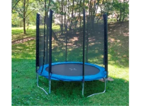 Blaues Trampolin im Garten