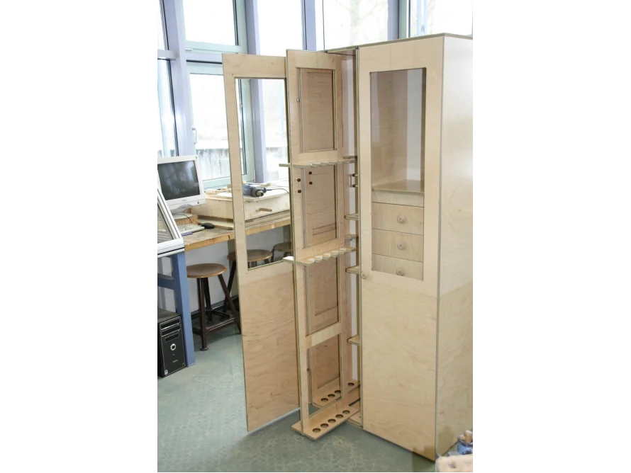 Offener Schrank aus hellem Holz