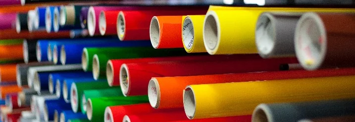 Bunte Klebefolienrollen im Regal