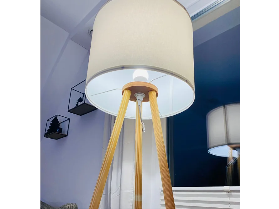 Stehlampe mit Holzbeinen und weißem Lampenschirm