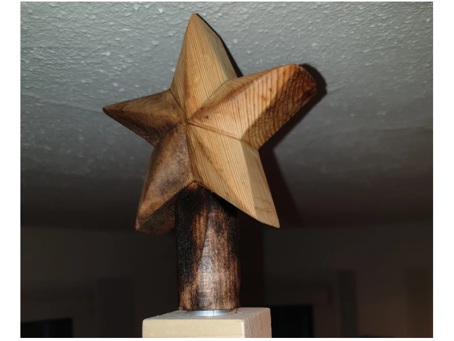 Handgefertigter Holzstern auf einer Stange