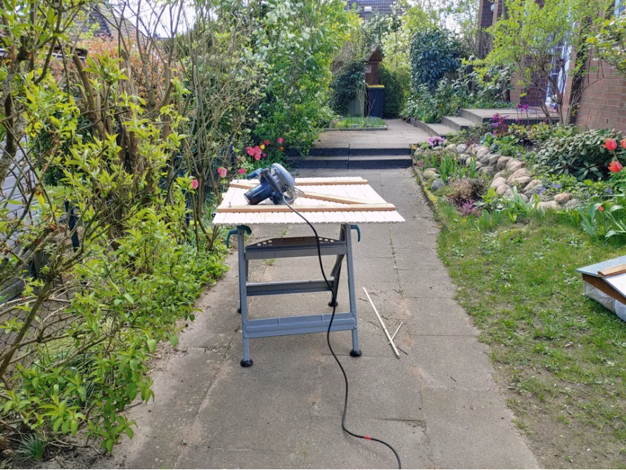 Handkreissäge auf Werkbank im Garten