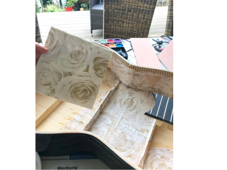 Gitarrenkorpus mit aufgeklebtem Papier