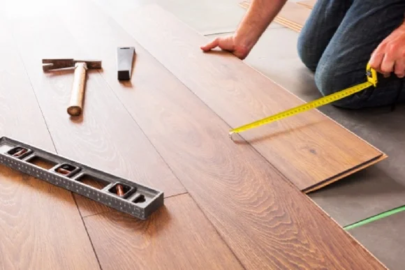 Person vermisst Laminat mit Zollstock