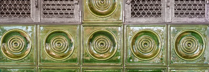 Grüne Kacheln mit Verzierungen