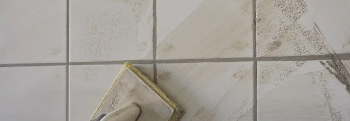 Hand verfugt Fliesen mit Schwammkelle.