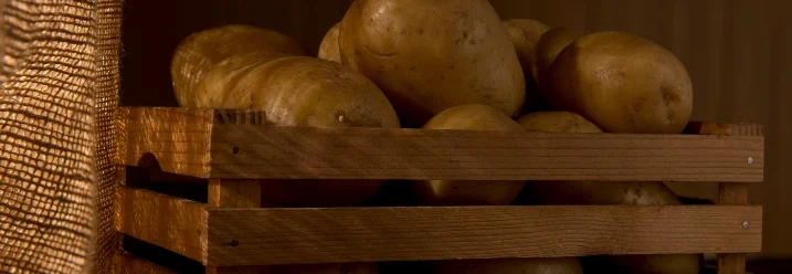Holzkiste mit Kartoffeln