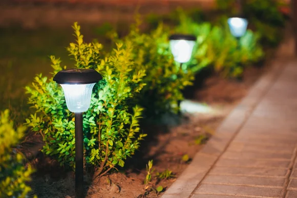 Beleuchteter gartenweg mit solarleuchten