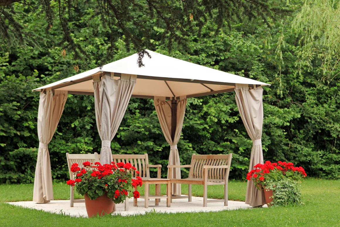 Gartenpavillon mit Stühlen und Blumen