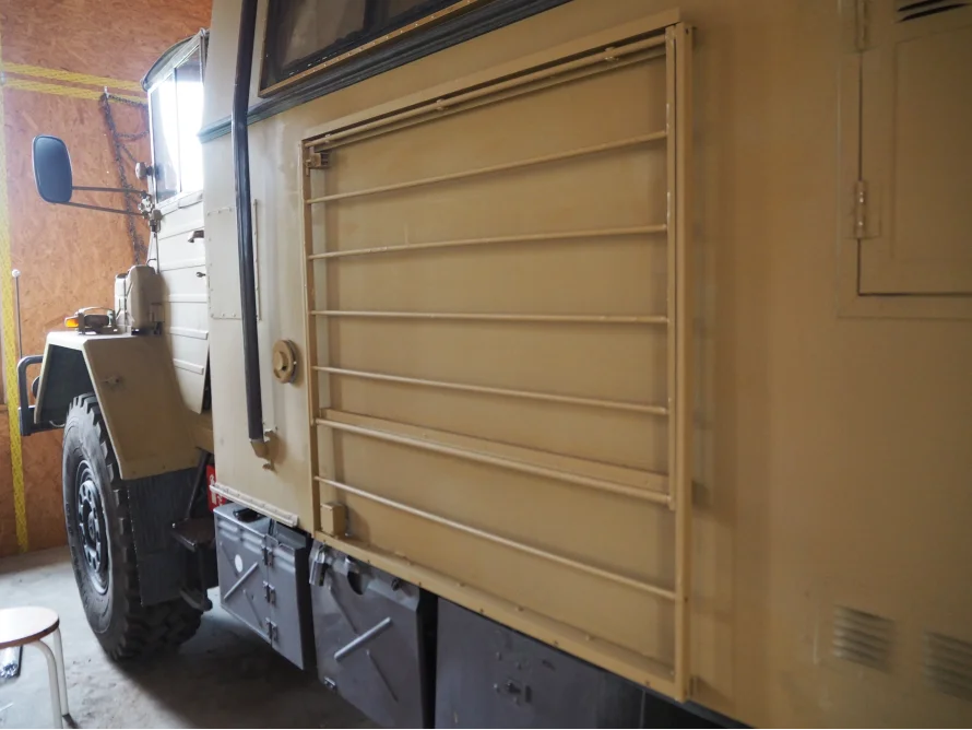 Beigefarbener LKW mit Gitter