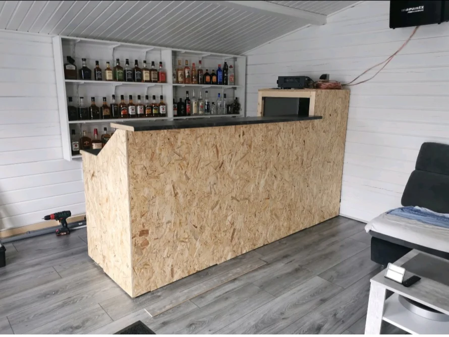 Selbstgebaute Bar aus Holz