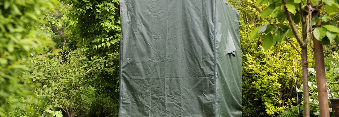 Abgedeckte Gartenmöbel