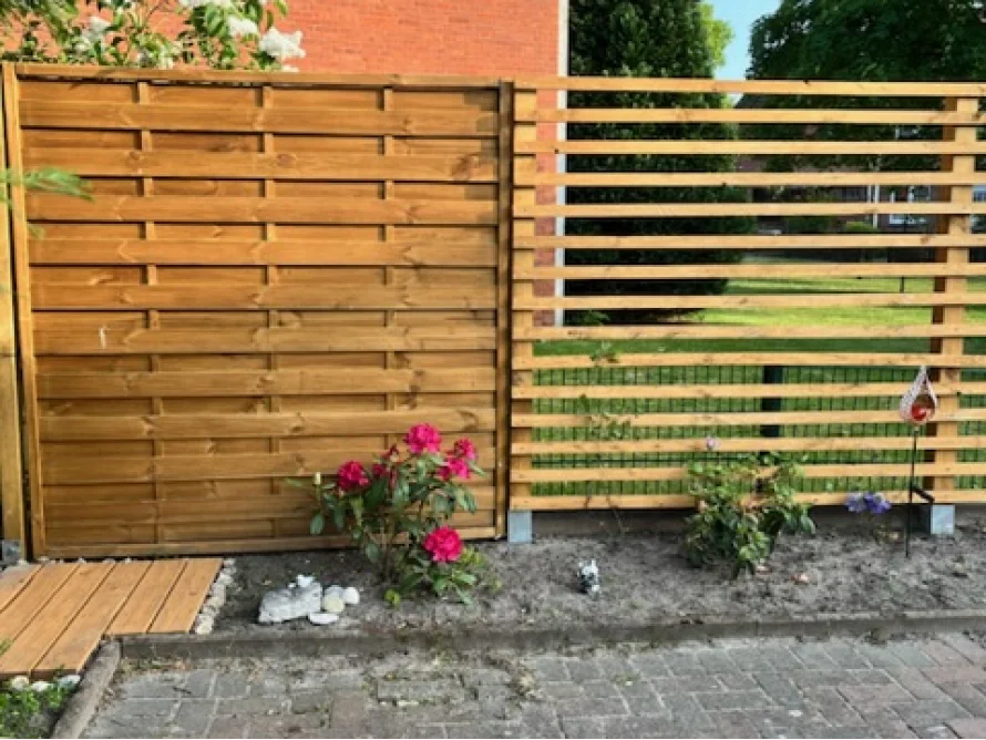 Gartenzaun aus Holz mit Rosen