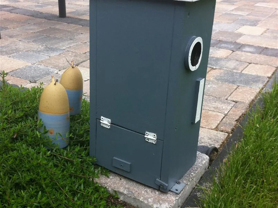 Grauer Nistkasten auf einem Stein