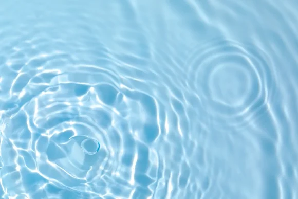 Wasser mit Wellen