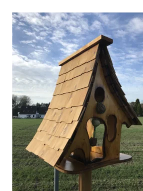 Vogelhäuschen aus Holz mit Futterkugeln