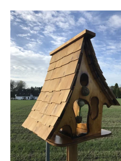 Vogelhäuschen aus Holz mit Futterkugeln