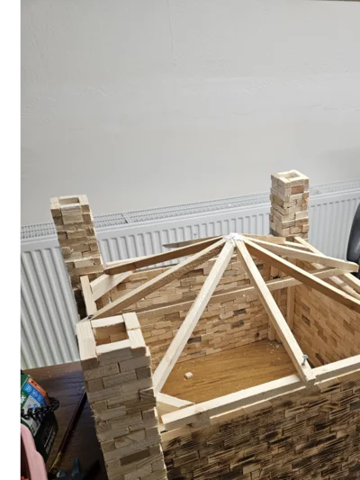 Holzkonstruktion eines Vogelhauses