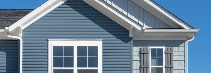 Blaue Hauswand mit Dachgaube