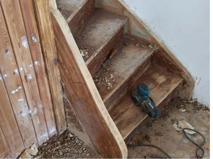 Renovierung einer Holztreppe mit Schleifgerät