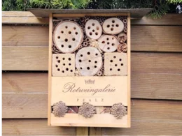 Insektenhotel aus Holzkiste