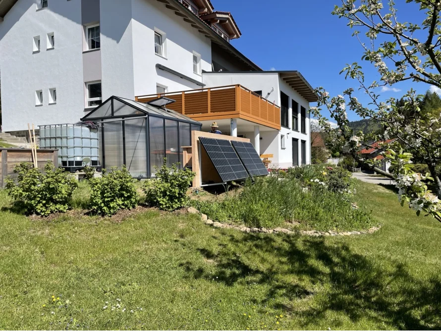 Gartenhaus mit Solaranlage und Gewächshaus