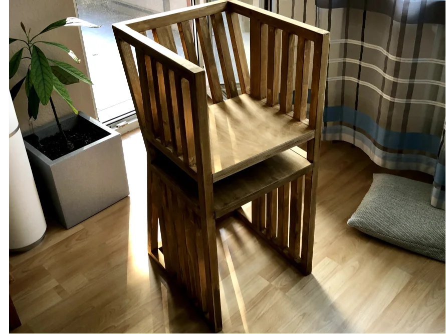 Holzstuhl mit Lattenrost