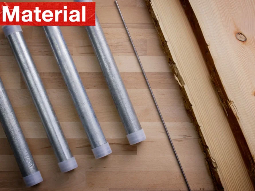 Vier Metallrohre, ein Metallstab und zwei Holzbretter
