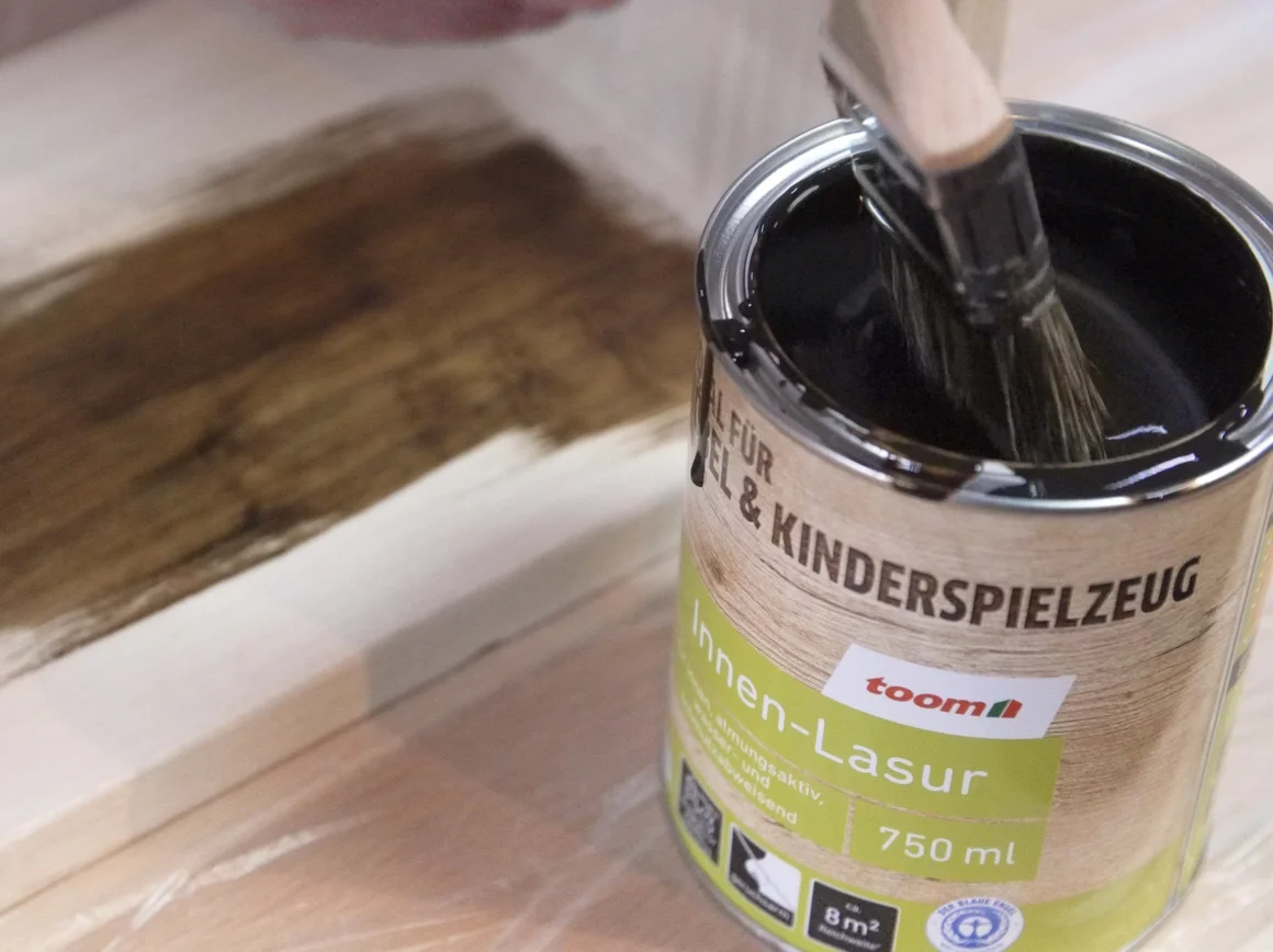 Pinsel in einem Farbtopf