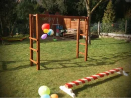 Ein Spielplatz im Garten mit bunten Luftballons.