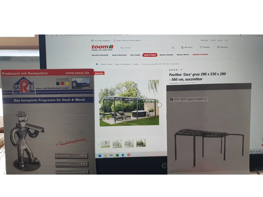 Produktinformationen und eine Online-Shop-Seite für einen Gartenpavillon auf einem Schreibtisch.