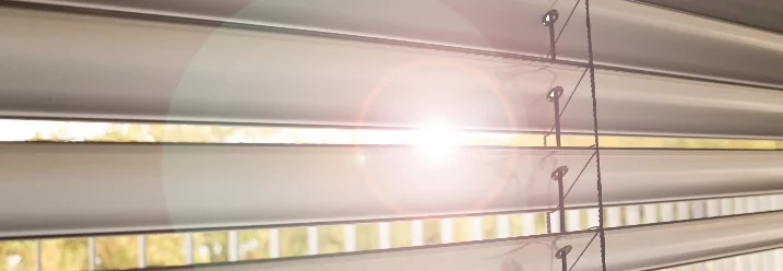 Sonne scheint durch Jalousie